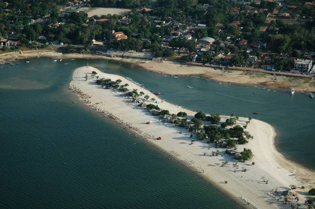 A 38 quilômetros a oeste de Santarém, Alter do Chão, no Pará, ganhou reconhecimento internacional em 2009, quando o jornal inglês <em>The Guardian</em> a colocou entre as dez mais belas praias do Brasil A 38 quilômetros a oeste de Santarém, Alter do Chão, no Pará, ganhou reconhecimento internacional em 2009, quando o jornal inglês <em>The Guardian</em> a colocou entre as dez mais belas praias do Brasil