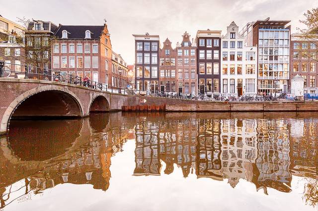 De bicicleta, a pé ou em barquinho, com seu amor em Amsterdã, o que acha? Foto: Loic Lagarde