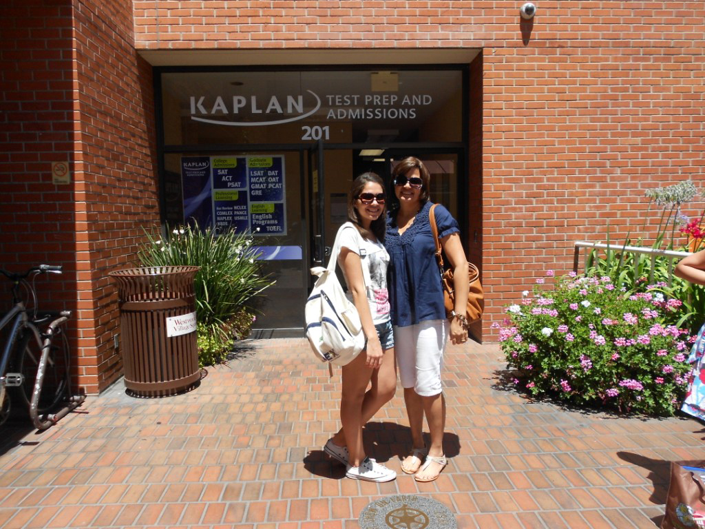 Ana Carolina (à esq.) e Edna (à dir.) na escola Kaplan de Los Angeles, nos Estados Unidos
