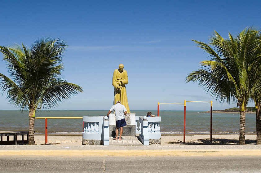 Estátua do beato Anchieta na praia do centro de da cidade de Anchieta (ES)