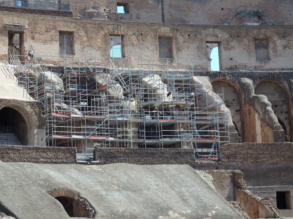 Andaimes e estruturas na reforma do Coliseu em Roma