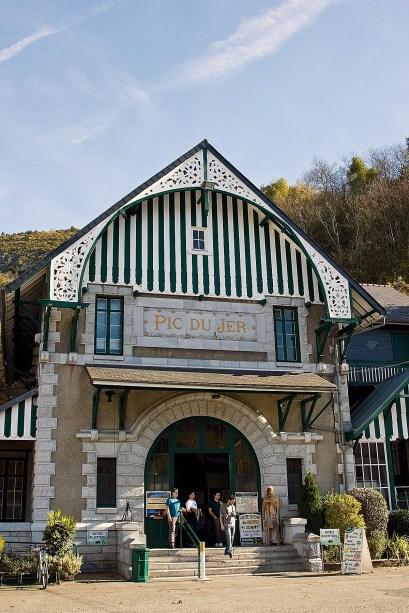 Para alcançar o ponto mais alto do Pic du Jer, é possível pegar um transporte funicular (foto) ou - para os mais dispostos fisicamente - encarar uma trilha muito bem sinalizada de três horas. No topo, aproveite para fazer um piquenique e celebrar a paz. Para descer, há duas trilhas - uma que pode ser feita de bicicleta e outra para se fazer a pé, através de uma linha de trem desativada