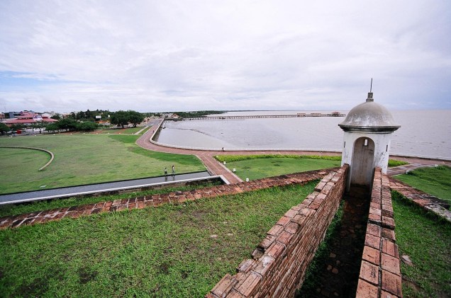 Parque do Forte, que fica na área externa da <a href="https://viajeaqui.abril.com.br/estabelecimentos/br-ap-macapa-atracao-fortaleza-de-sao-jose-do-macapa" rel=" Fortaleza de São José" target="_blank">Fortaleza de São José</a> e às margens do rio Amazonas, em <a href="https://viajeaqui.abril.com.br/cidades/br-ap-macapa" rel="Macapá" target="_blank">Macapá</a>, <a href="https://viajeaqui.abril.com.br/estados/br-amapa" rel="Amapá" target="_blank">Amapá</a>