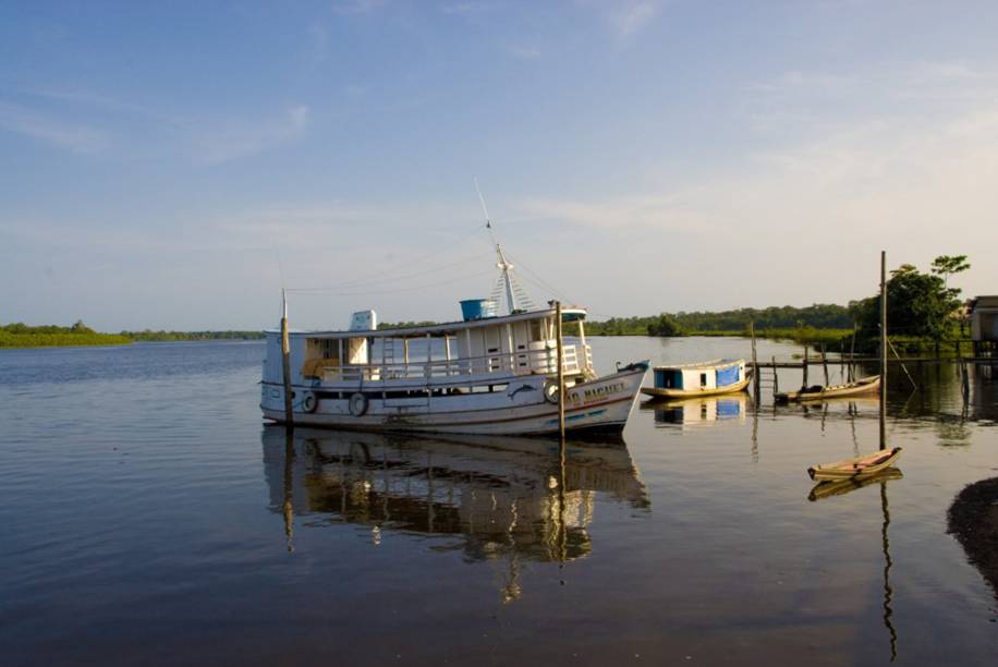 Barcos no Rio Araguari no <a href="https://viajeaqui.abril.com.br/estados/br-amapa" rel="Amapá" target="_blank">Amapá</a>