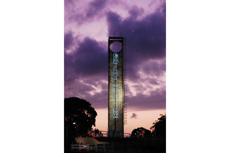 Monumento <a href="https://viajeaqui.abril.com.br/estabelecimentos/br-ap-macapa-atracao-marco-zero" rel=" Marco Zero" target="_blank">Marco Zero</a> em <a href="https://viajeaqui.abril.com.br/cidades/br-ap-macapa" rel="Macapá" target="_blank">Macapá</a>, <a href="https://viajeaqui.abril.com.br/estados/br-amapa" rel="Amapá" target="_blank">Amapá,</a> divide os hemisférios norte e sul