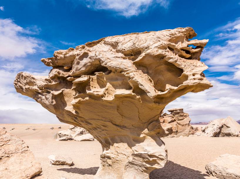 Arbol de Piedra, no altiplano da Bolivia, faz parte do passeio pelo Salar do Uyuni; há várias pedras lascadas pelo vento e pela areia nesta região, e a mais famosa é a da foto