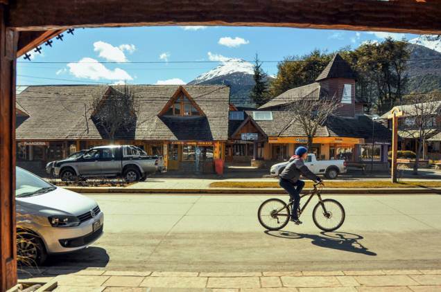 A bici e a vida passam pelas poucas quadras do Centro de Villa La Angostura, seus cafés e suas chocolaterias artesanais