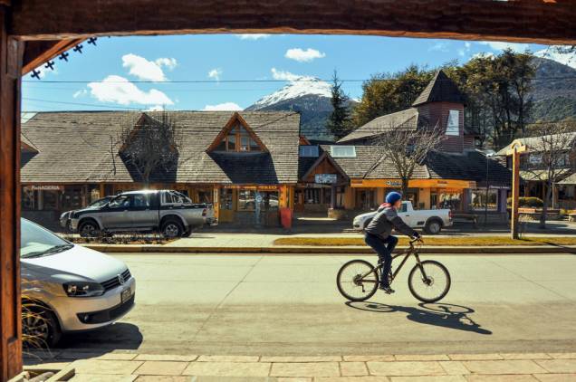 A bici e a vida passam pelas poucas quadras do Centro de Villa La Angostura, seus cafés e suas chocolaterias artesanais A bici e a vida passam pelas poucas quadras do Centro de Villa La Angostura, seus cafés e suas chocolaterias artesanais