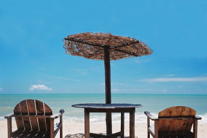 O movimento da Praia do Apaga-Fogo é sempre grande devido à concentração de hotéis e pousadas. O mar calmo, tomado por recifes, é ideal para passeios de caiaque O movimento da Praia do Apaga-Fogo é sempre grande devido à concentração de hotéis e pousadas. O mar calmo, tomado por recifes, é ideal para passeios de caiaque