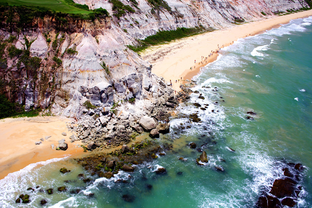 Vista aérea das falésias e do mar transparente da Praia do Taípe, Arraial d'Ajuda, Bahia