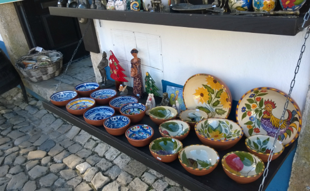 Pratos e figuras de cerâmica, vendidas nas lojas de artesanato na rua Direita (foto: Renata Hhirota)