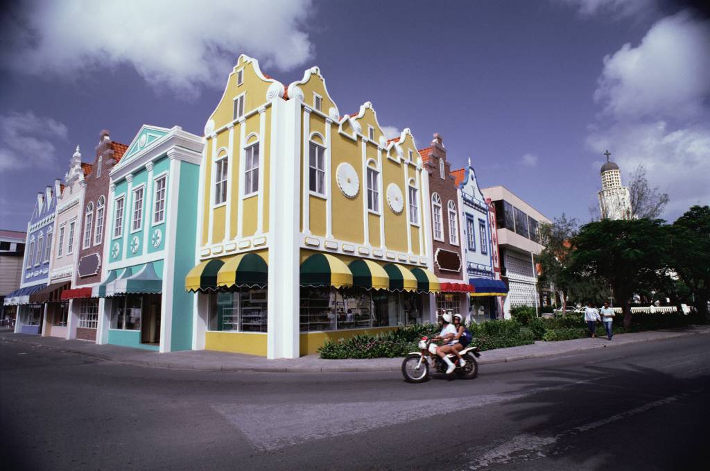 Prédios coloridos e influência holandesa na arquitetura de Oranjestad, capital de Aruba