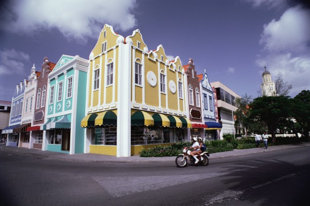 Em Oranjestad, capital de Aruba, prédios coloridos e a influência holandesa presente também na arquitetura