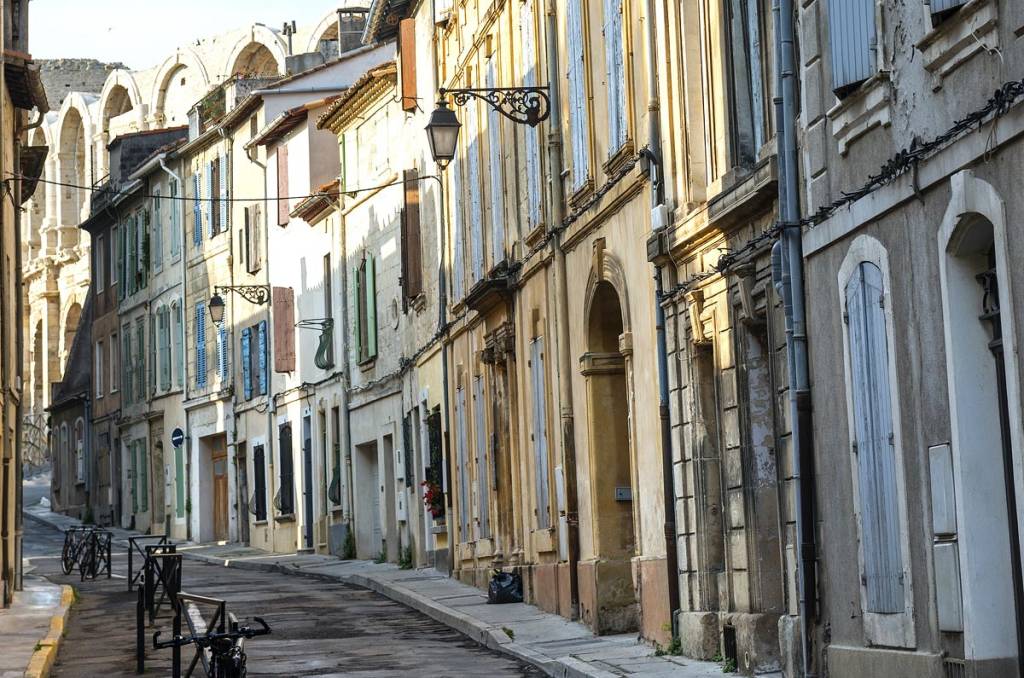 Ruela da cidade de Arles, no sul da França