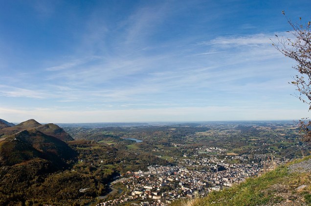 Precisa de um refúgio da multidão de peregrinos em Lourdes? Faça um passeio de funicular até o Pic du Jer. Do alto da formação rochosa de cerca de 94 metros de altitude, é possível ter uma vista panorâmica da cidade de Lourdes e da região dos Pirineus - a cadeia de montanhas que faz fronteira com a Espanha