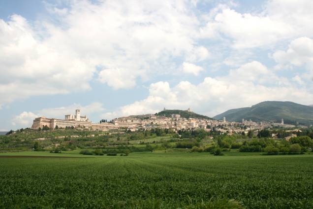 Vista geral de Assis, com a basílica de São Francisco à esquerda Vista geral de Assis, com a basílica de São Francisco à esquerda