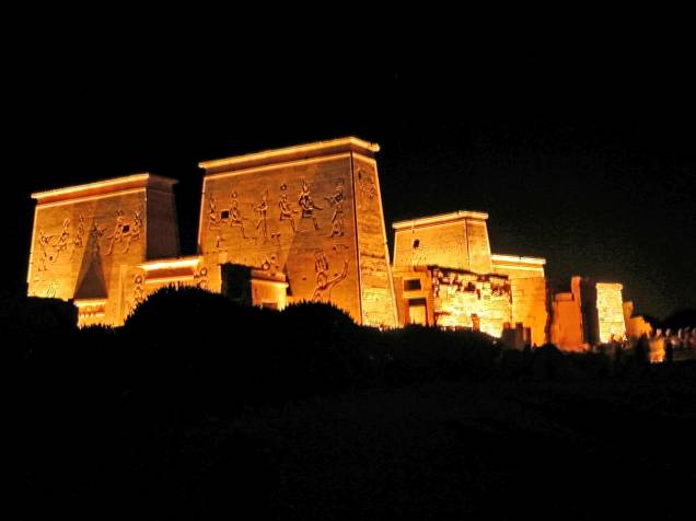 Visão noturna do Templo Philae Visão noturna do Templo Philae