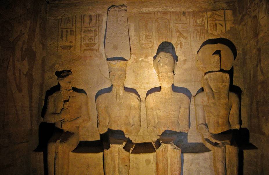 No interior do templo de Abu Simbel está o santuário mais sagrado, com as estátuas de três deuses e de Ramsés II