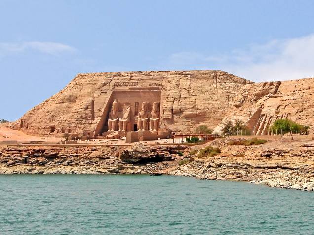 Templo de Ramsés, em Abu Simbel, construído pelo faraó Ramsés II Templo de Ramsés, em Abu Simbel, construído pelo faraó Ramsés II