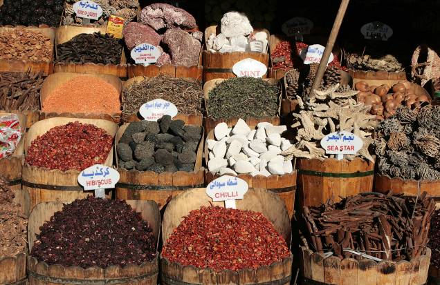 Temperos e especiarias em um souq, em Aswan Temperos e especiarias em um souq, em Aswan