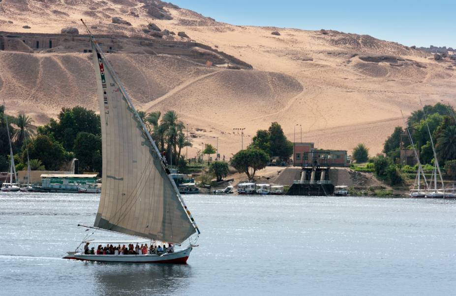 Feluccas são barcos à vela muito usados nos mares Vermelho e Mediterrâneo, assim como no Rio Nilo