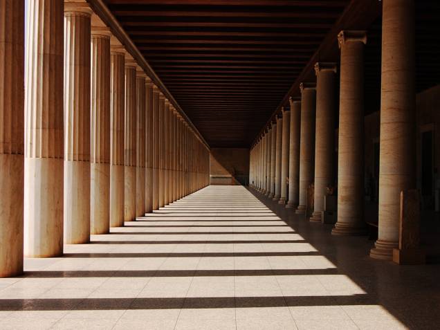 A Stoa de Átalo é uma reconstrução moderna de um edifício na Ágora de Atenas. com colunas dóricas e jônicas (à direita)