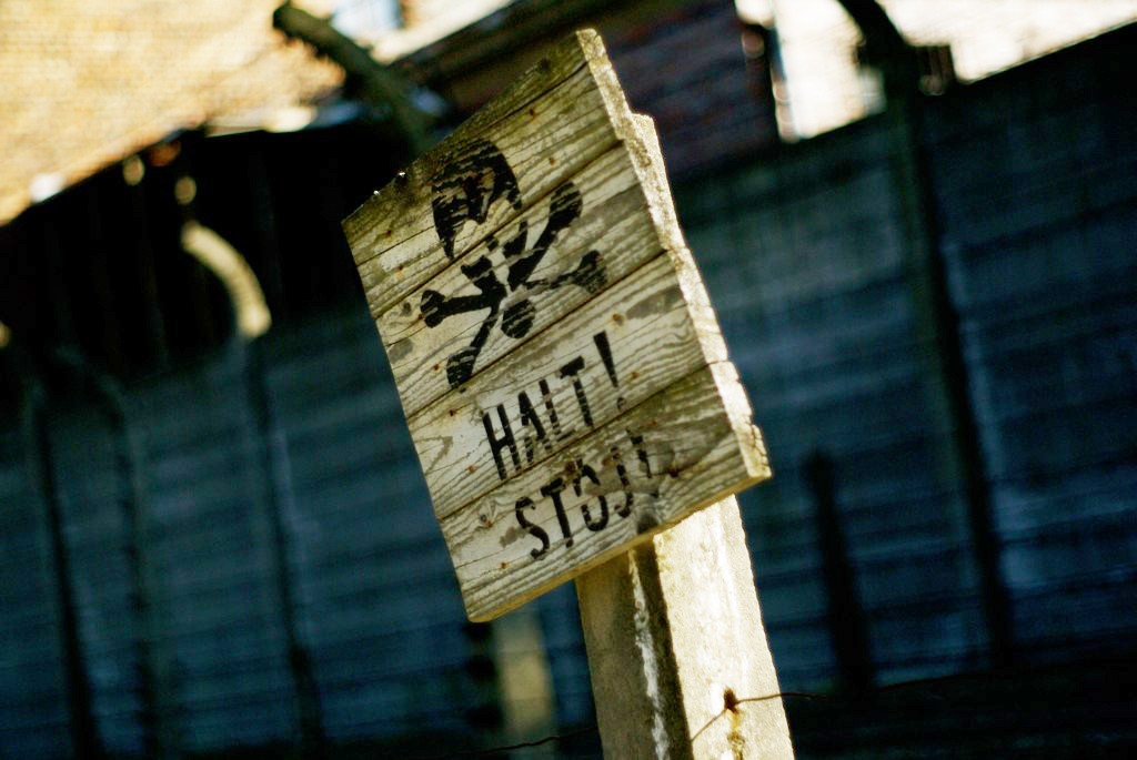 Halt! Stop! Pare aqui se não deseja continuar - campo de concentração de Auschwitz (foto: Piotr Doniec)