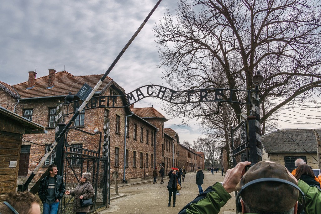 Entrada de Auschwitz, com a famosa frase "o trabalho liberta (foto: jechstra)