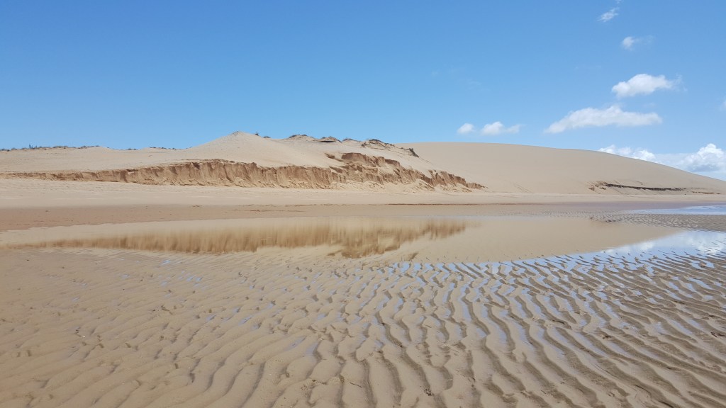 O espetacular efeito da duna refletindo na água