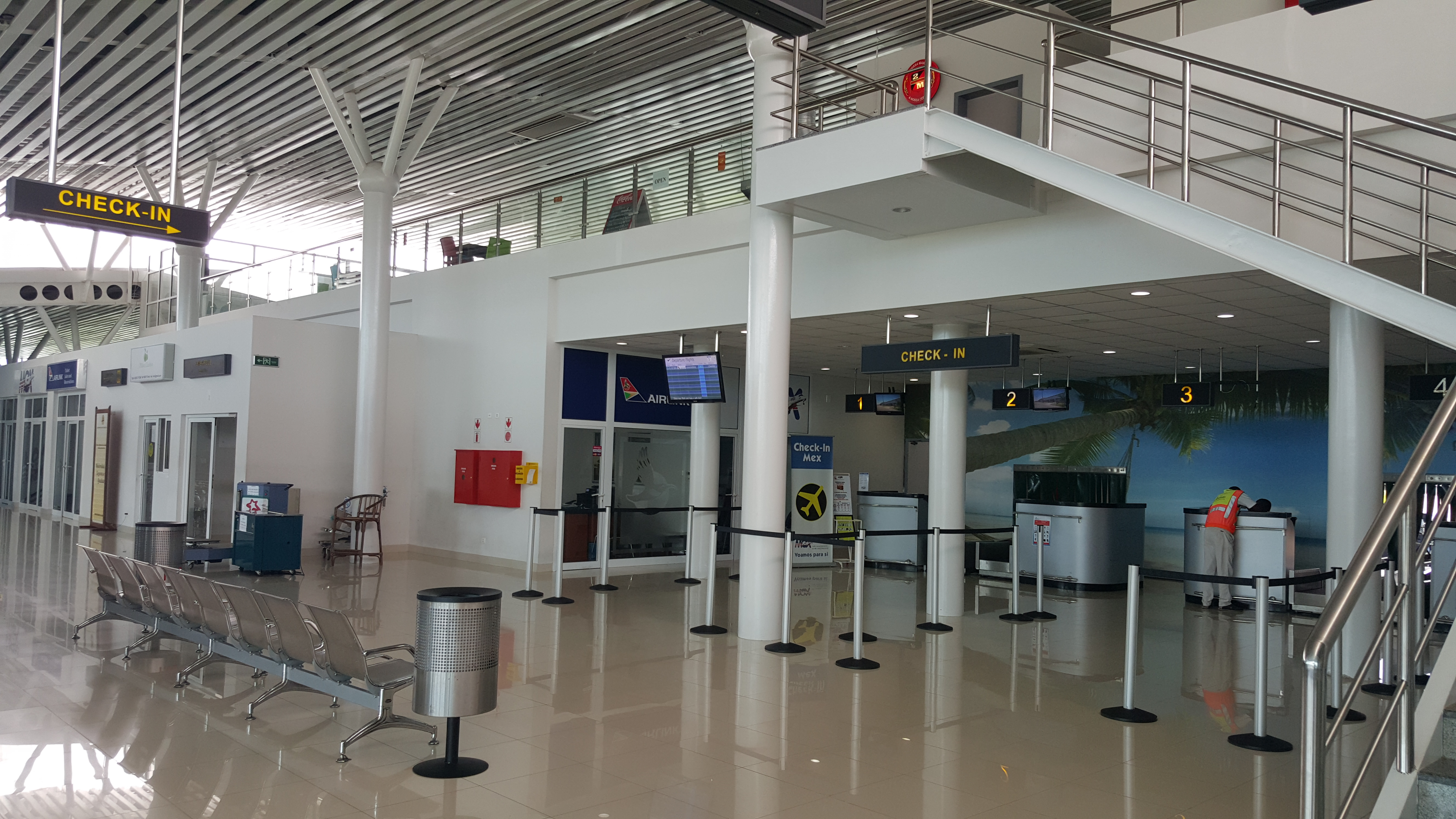 Surpresa boa: o aeroporto de Vilanculos, de onde partem os helicópteros da XXXXX, é novinho em folha e bem organizado