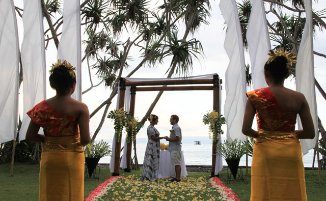 Cena de casamento em praia de Bali, Indonésia, Ásia