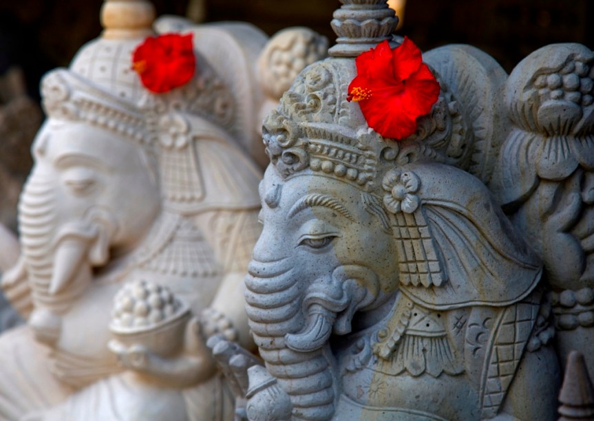 Mais populoso país islâmico do planeta, a Indonésia possui um forte elemento hindu em locais como Bali. Aqui, a maioria da população venera os deuses indianos, como Ganesh, patrono da sabedoria, artes e ciências