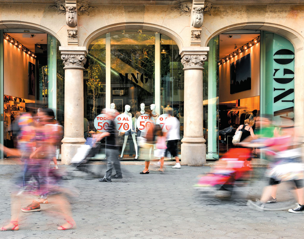 As vitrines sempre tentadoras da Mango, em Barcelona, Espanha