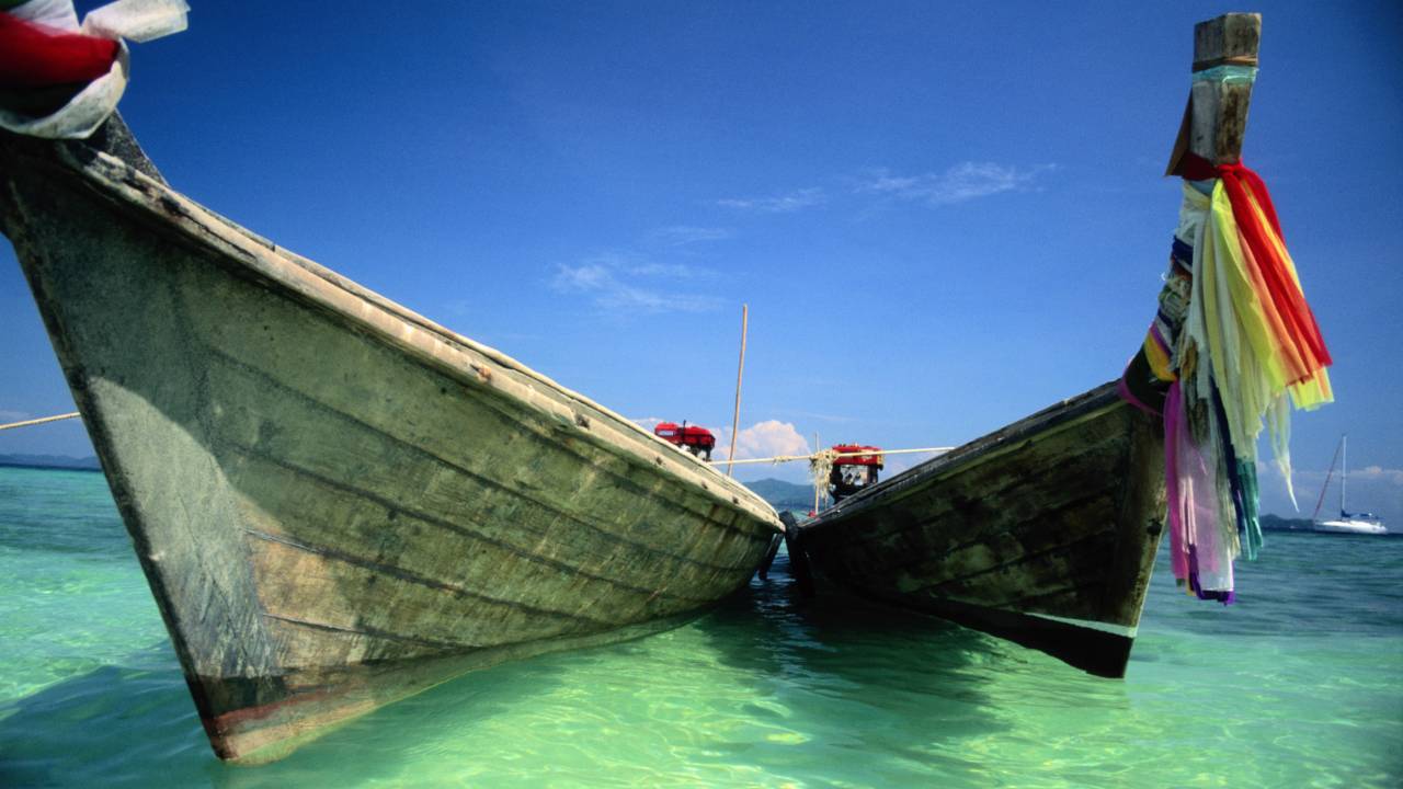 Barquinhos esperam a gente em Koh Phi Phi, na Tailândia / Dedoc Abril