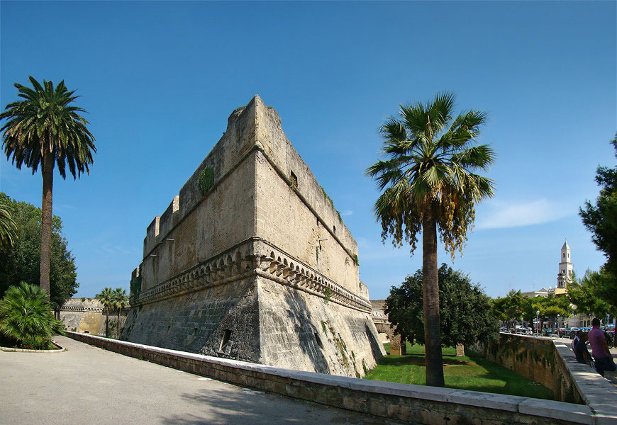 O Castello Svevo é uma construção de 1131 que hoje abriga exposições de arte