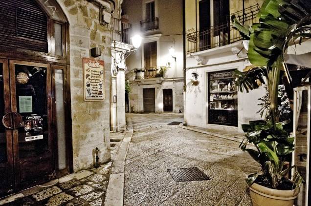 Até pouco tempo atrás, as ruas escuras e desertas da cidade velha de Bari eram perigosas para turistas, por conta do risco de furtos e assaltos