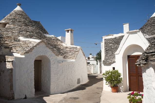 Perto de Bari, está a comuna de Alberobello - são cerca de 1500 casinhas com telhados de pedra construídas antes do século 14