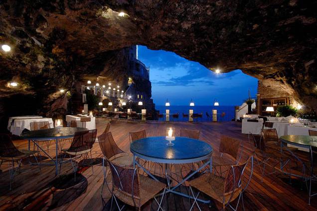 A 30 km ao sul de Bari, o pitoresco restaurante <a href="http://www.grottapalazzese.it/it/home/" rel="Grotta Palazzese" target="_blank">Grotta Palazzese</a>, que faz parte de um hotel de mesmo nome, fica dentro de uma caverna à beira do mar Adriático