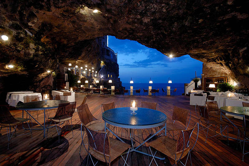 A 30 km ao sul de Bari, o pitoresco restaurante <a href="https://www.grottapalazzese.it/it/home/" rel="Grotta Palazzese" target="_blank">Grotta Palazzese</a>, que faz parte de um hotel de mesmo nome, fica dentro de uma caverna à beira do mar Adriático