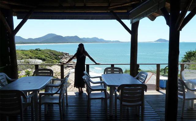 O hostel tem café-da-manhã e bar com vista para a praia