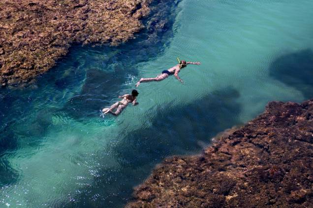 Turistas nadando em piscina natural na praia de Taipú de Fora, Barra Grande (BA)