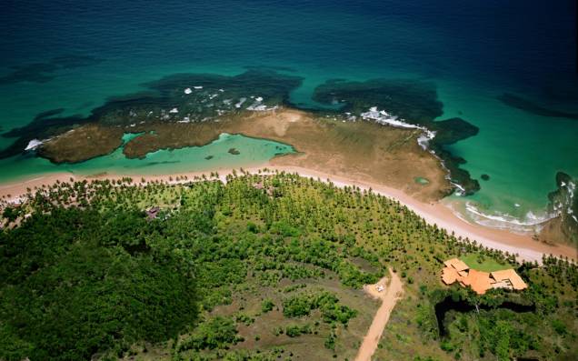 Com mar azul-claro, areia dourada e coqueiros a perder de vista, a Praia de Taipú de Fora, em Barra Grande (BA), é a praia mais bonita da Península de Maraú