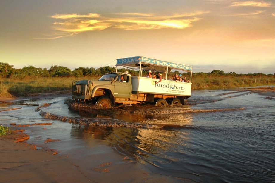As jardineiras (tratores ou caminhões adaptados) são o principal meio de transporte local As jardineiras (tratores ou caminhões adaptados) são o principal meio de transporte local