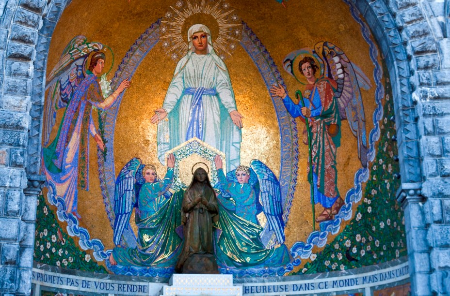 Detalhe de um dos vários altares ao ar livre, que ficam por todo o Santuário de Nossa Senhora de Lourdes