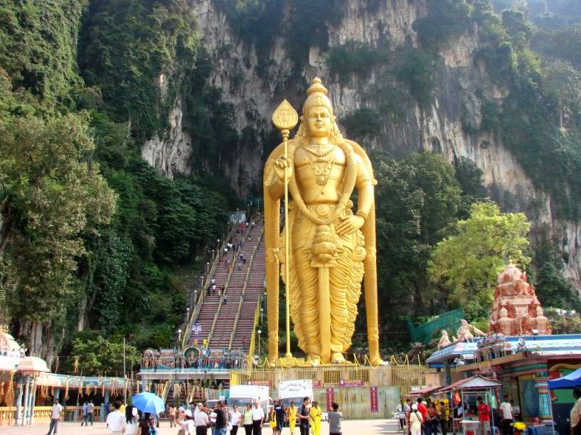 A 13 kilômetros da cidade, as Batu Caves são um complexo de cavernas antigas que abrigam diversos templos hindus, que ainda são um dos santuários da religião mais visitados fora da Índia. Na entrada, fica a imagem da divindade Murugan.