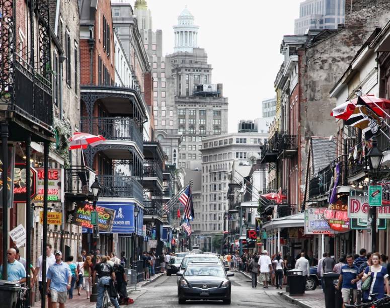 A longa Bourbon Street possui diversos hotéis, restaurantes e clubes de jazz