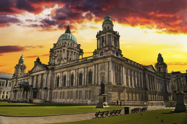 O edifício da Câmara Municipal é um dos mais bonitos da cidade de Belfast, na Irlanda do Norte. Em seu interior, é possível fazer um tour guiado e conhecer obras de arte públicas. Durante a noite, a sede da prefeitura fica completamente iluminada