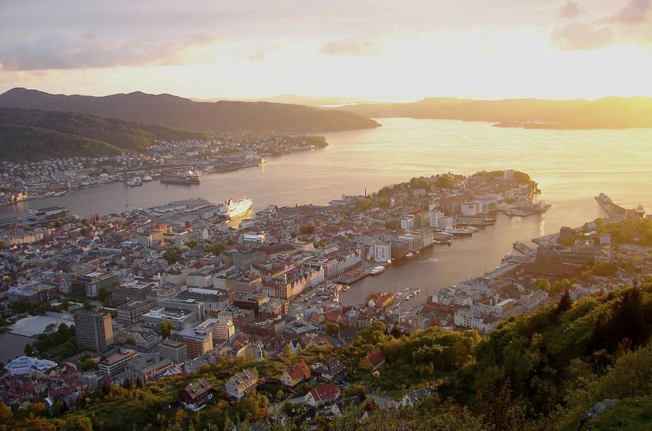 A cidade foi construída em um fiorde - um golfo estreito e profundo entre montanhas altas e íngremes