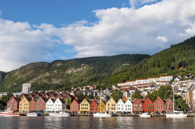 Casinhas coloridas fazem parte da paisagem de Bergen, na Noruega
