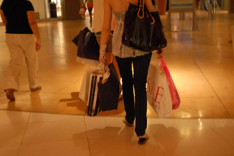 A oito quilômetros do aeroporto de Miami, o shopping de descontos Dolphin Mall tem 240 lojas, um centro de entretenimento e um cinema